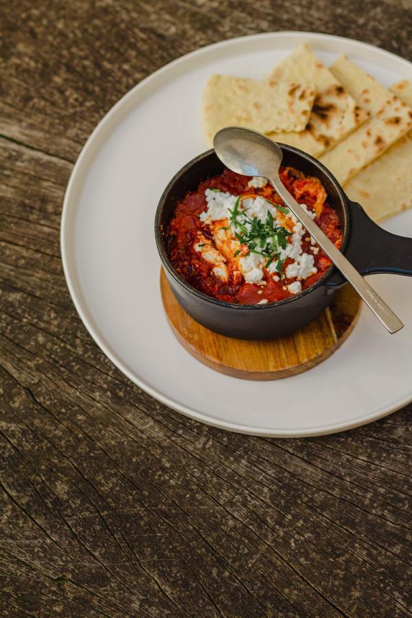 Kai 36 - Hotel Zwischen Fels Und Fluss Graz Luaran gambar Baked eggs with tomato and feta cheese