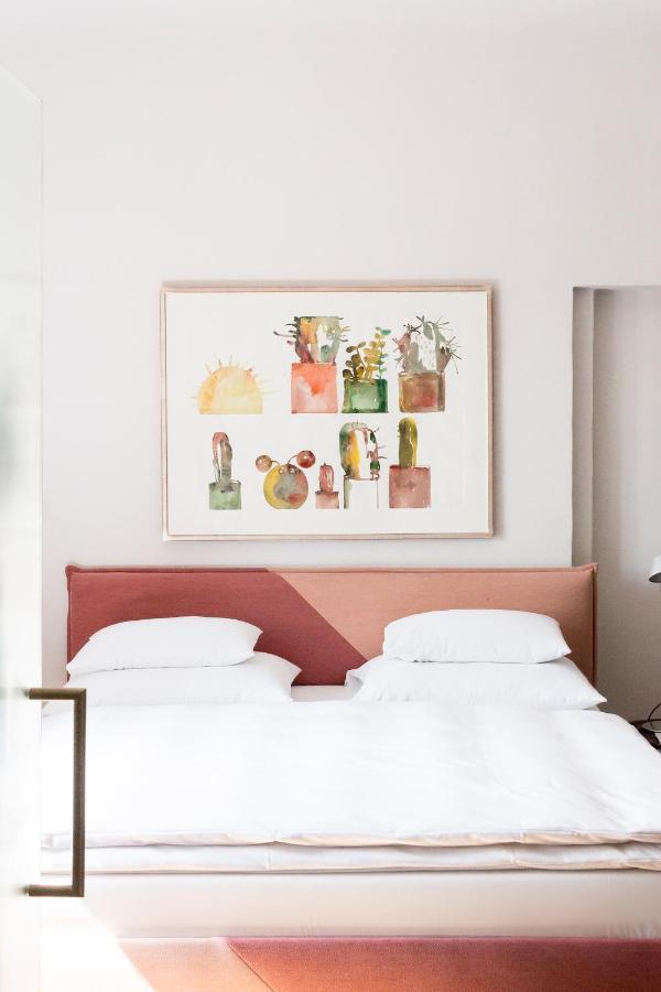 Kai 36 - Hotel Zwischen Fels Und Fluss Graz Luaran gambar A bedroom with a bed and a painting