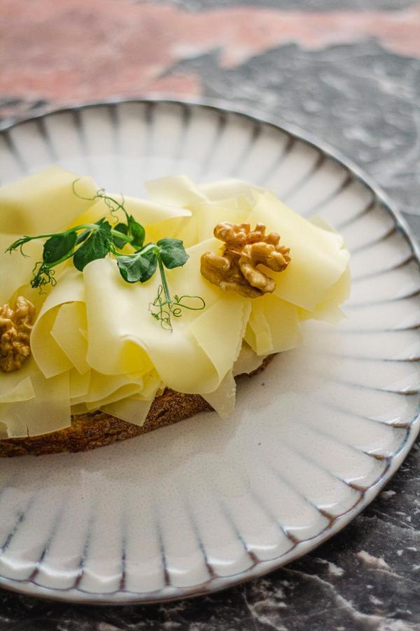 Kai 36 - Hotel Zwischen Fels Und Fluss Graz Luaran gambar Cantal cheese