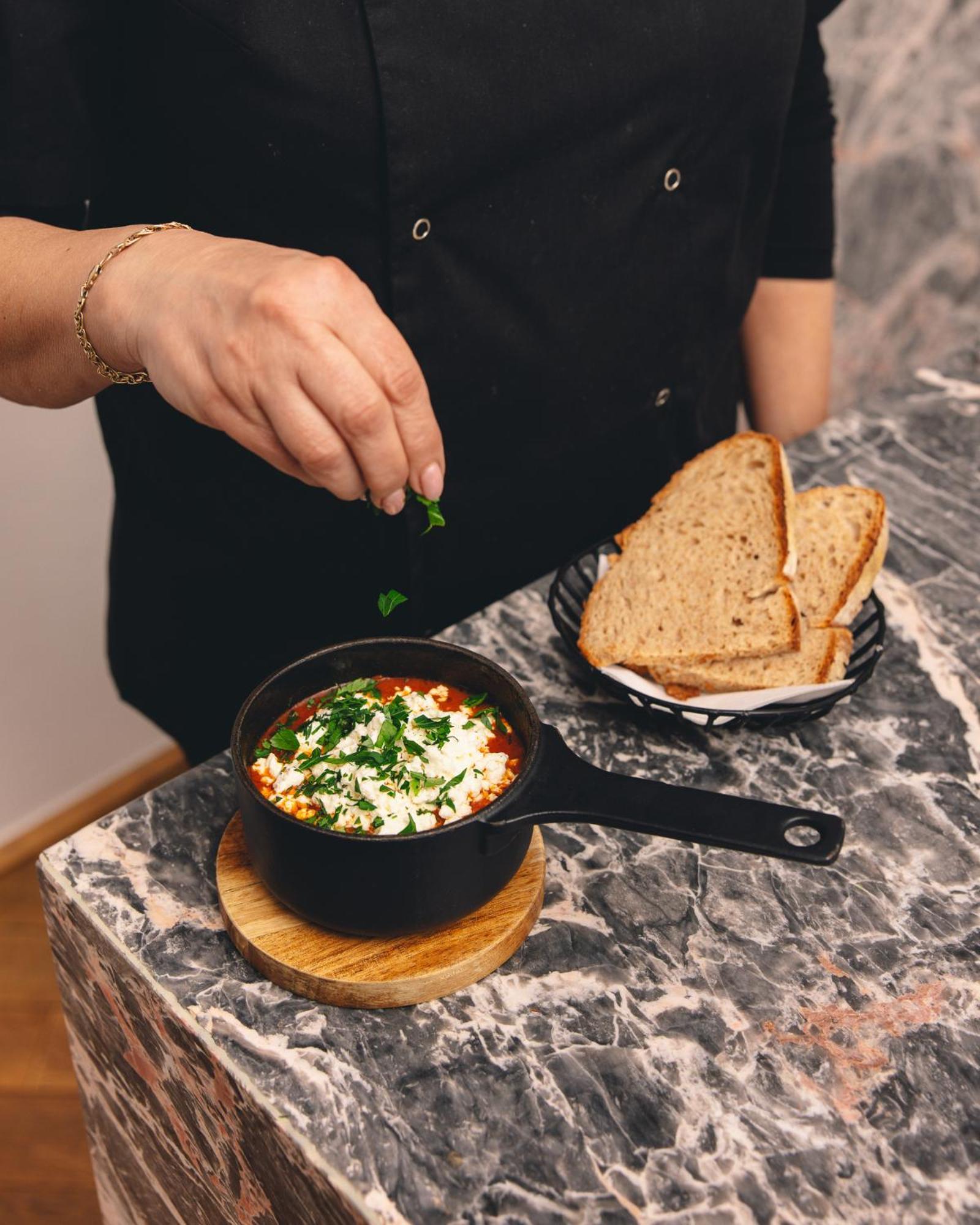 Kai 36 - Hotel Zwischen Fels Und Fluss Graz Luaran gambar Preparation of a traditional Turkish dish