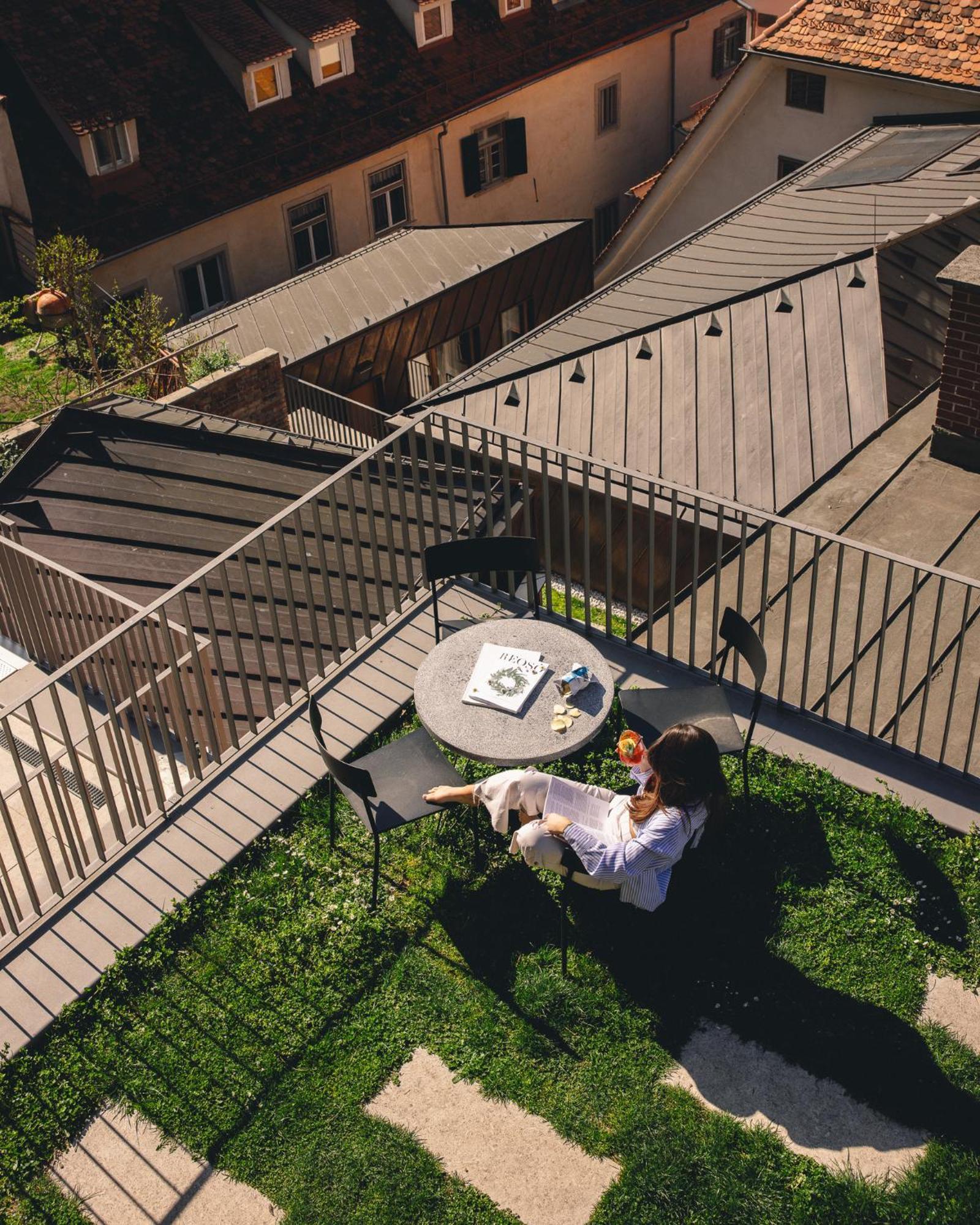 Kai 36 - Hotel Zwischen Fels Und Fluss Graz Luaran gambar A woman sitting on a balcony