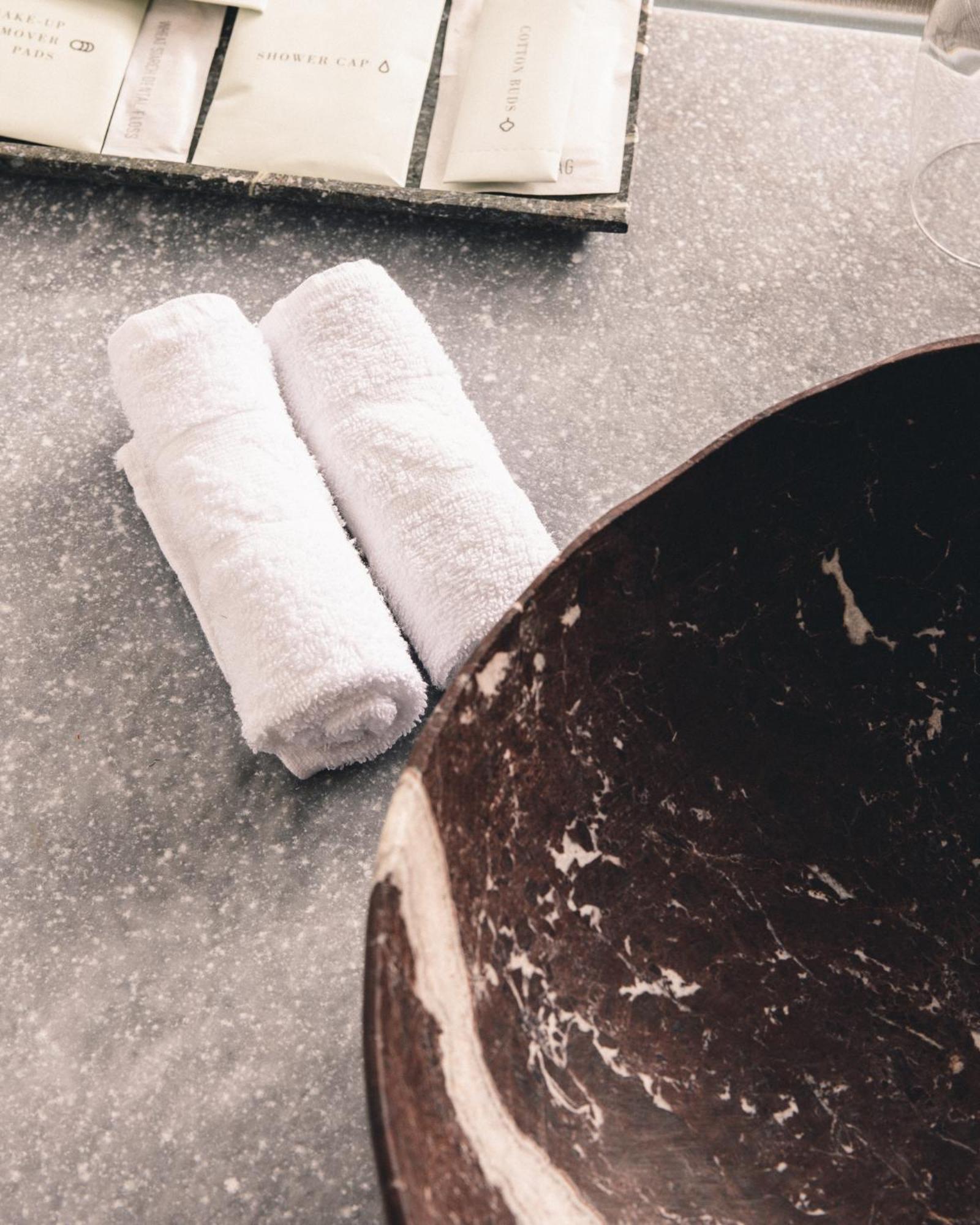 Kai 36 - Hotel Zwischen Fels Und Fluss Graz Luaran gambar A pair of rolled towels