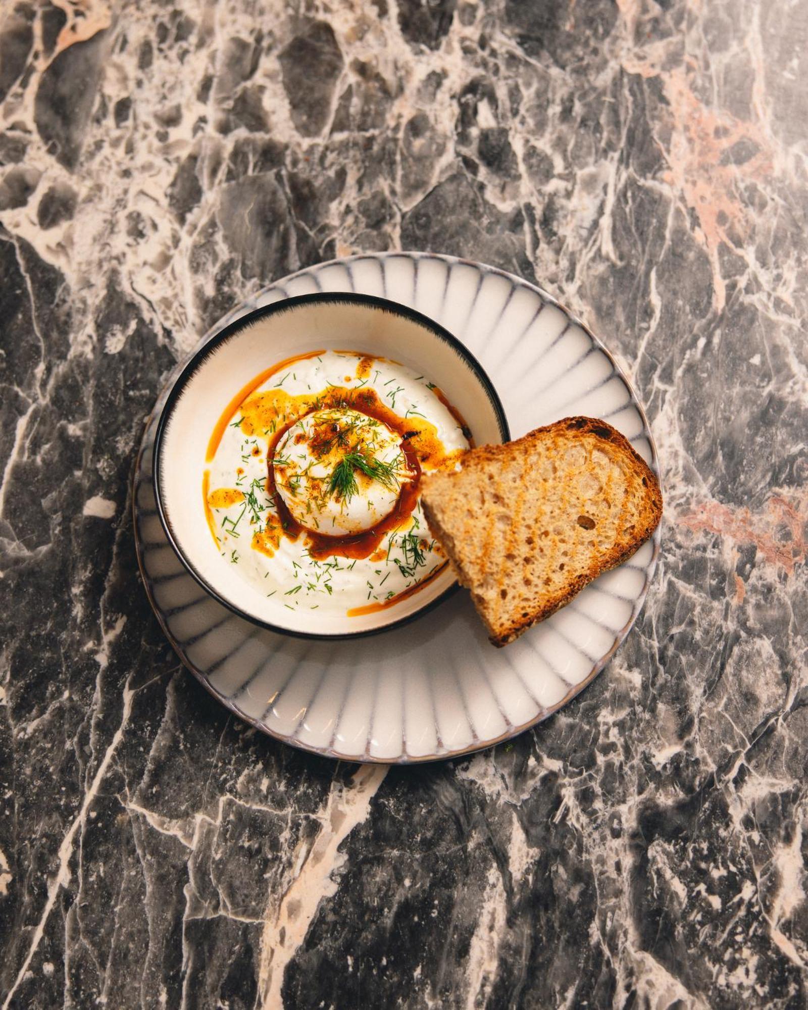 Kai 36 - Hotel Zwischen Fels Und Fluss Graz Luaran gambar A bowl of Labneh with olive oil and sumac