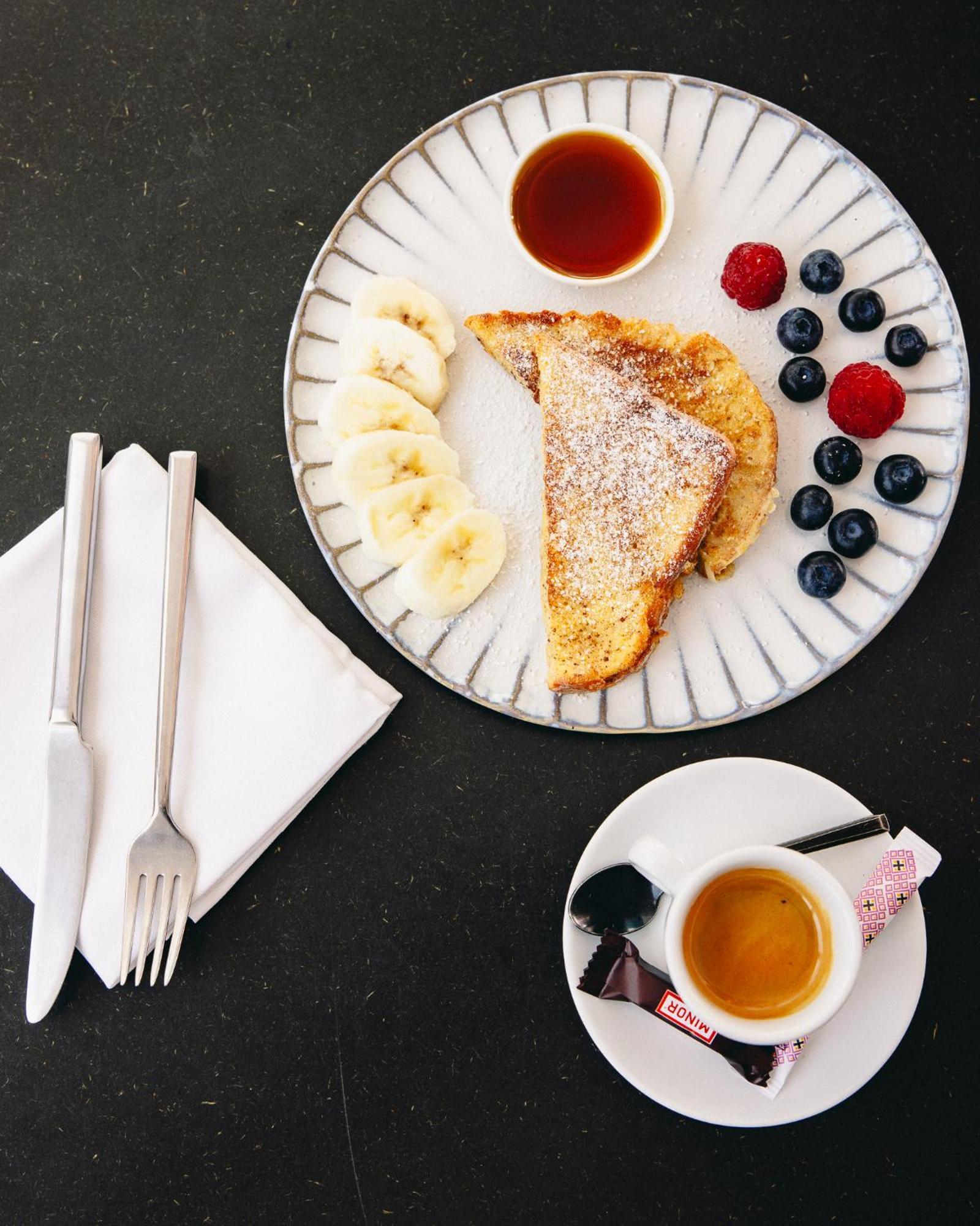 Kai 36 - Hotel Zwischen Fels Und Fluss Graz Luaran gambar French toast with fruit and tea